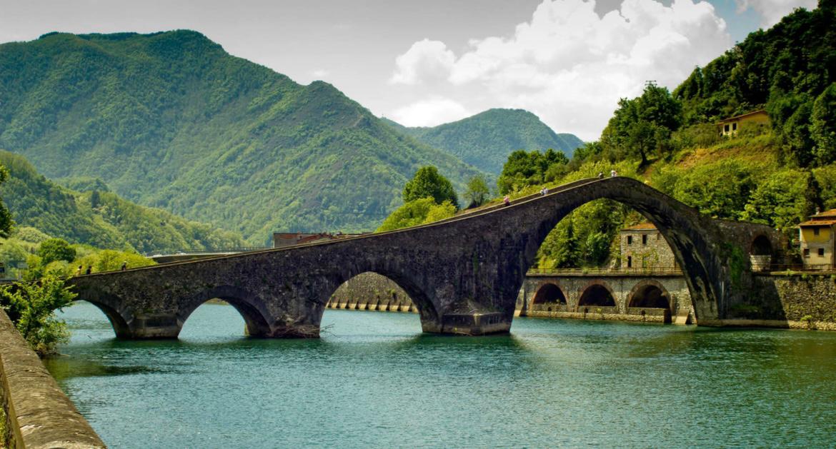 Ponte del Diavolo visto dal fiume Serchio